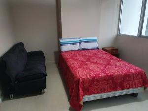 Katil atau katil-katil dalam bilik di Depa con linda vista, piscina y parqueo.