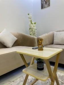 uma mesa de centro numa sala de estar com um sofá em استديو em Riyadh