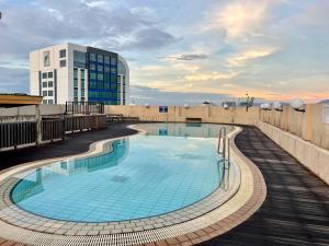 古晉的住宿－Kuching City Center Riverbank Suites With Marvelous River View，建筑物屋顶上的游泳池