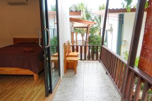- une chambre avec un lit sur un balcon dans l'établissement The Scenery Beach Resort, à Baan Khai