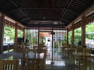 Restaurant o un lloc per menjar a Pohon Purba Resort & Restaurant