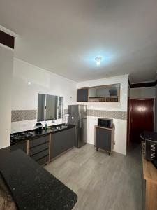 een grote keuken met roestvrijstalen apparatuur bij Casa na Praia com Piscina - Mongaguá - Drake House in Mongaguá