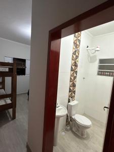 een badkamer met toilet en wastafel bij Casa na Praia com Piscina - Mongaguá - Drake House in Mongaguá +9 foto's
