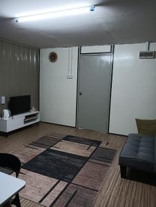 萬津的住宿－Inap Desa Hajah Yani, Kg Olak Lempit，带沙发和滑动玻璃门的客厅