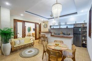 O bucătărie sau chicinetă la Umber Rise villa canggu