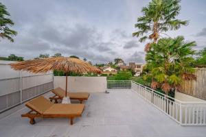 Un balcon sau o terasă la Umber Rise villa canggu