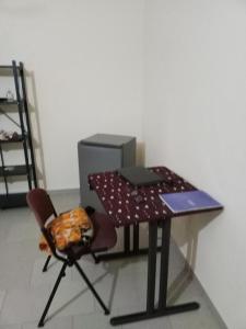 una mesa y una silla con un ordenador. en Studio privatif spacieux en air de plage, en Cotonou