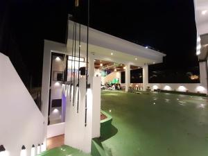 nocny widok na dom z basenem w obiekcie Hotel Kanvinra w mieście Bandarawela