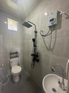 une salle de bain avec toilettes et lavabo dans l'établissement Casa Luna 4 by Angelito's, à General Luna