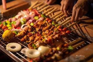 een hoop eten op een grill met spiesen bij The woodshed village in Ban Ton Phung