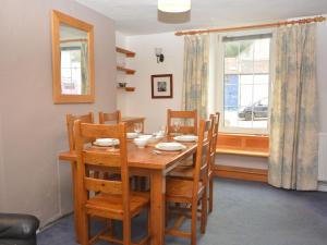 comedor con mesa, sillas y ventana en 2 Bed in Wells VESPE en Wells