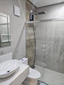 Ένα μπάνιο στο Flat Amarilis em Riviera de São Lourenço, Completo, com Serviço de Hotelaria, Enxoval e Arrumação