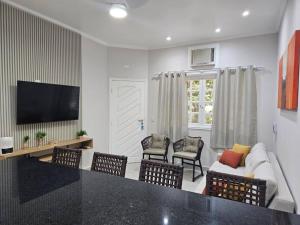 Μια τηλεόραση ή/και κέντρο ψυχαγωγίας στο Flat Amarilis em Riviera de São Lourenço, Completo, com Serviço de Hotelaria, Enxoval e Arrumação