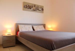 - une chambre avec un lit et 2 lampes dans l'établissement T3 Cosy et spacieux - 4 à 6 couchages - climatisé, calme proche étang de Thau, à Marseillan