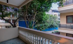 balkon z białym płotem i drzewami w obiekcie Treebo Trend Nv w mieście Gurgaon