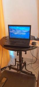 Una computadora portátil colocada sobre un soporte sobre una mesa en Hotel Manas Mtwapa Mombasa, en Mtwapa 37 fotos más