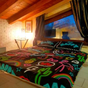 una camera con un letto con una coperta colorata di Il Glicine a Labico