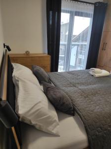 Ένα ή περισσότερα κρεβάτια σε δωμάτιο στο Apartament 7 SzklarSki