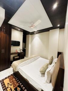 Un pat sau paturi într-o cameră la KASHI DARSHAN