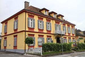 The building in which a vendégházakat is located