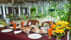 Prem Nadee Hotel في دامبولا: طاولة عليها أطباق من الطعام