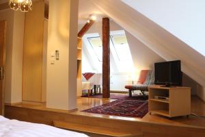A television and/or entertainment centre at Privatpension Lang