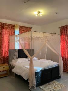 Homestay in Arusha Wanderful Escape tesisinde bir odada yatak veya yataklar