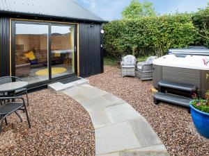 a garden with a hot tub and a patio at Parshalls Retreat in Broadway