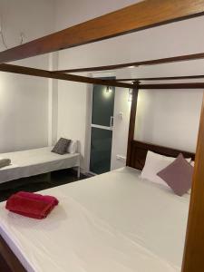 Uma ou mais camas em beliche em um quarto em Mirissa Gold Rush Villa