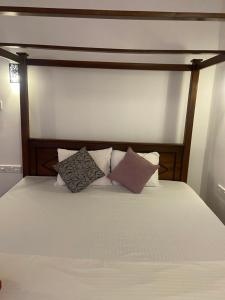 Posteľ alebo postele v izbe v ubytovaní Mirissa Gold Rush Villa