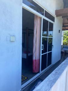 uma porta aberta de uma casa com uma janela em Mirissa Gold Rush Villa em Mirissa