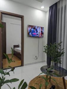 - un salon avec un miroir et une table dans l'établissement A cozy full service Osimi Apart- hosted by Minh Hai Resort, à Phú Mỹ