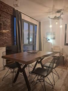 een eettafel en stoelen in de woonkamer bij Ellis Apartments in Thessaloniki