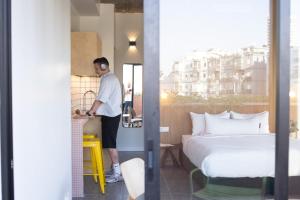 Postel nebo postele na pokoji v ubytování Savanna - by Loginn Tel-Avivian hotels