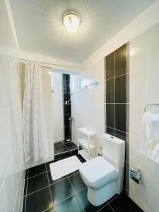 y baño con aseo blanco y ducha. en Cloud9 rooms, en Fethiye
