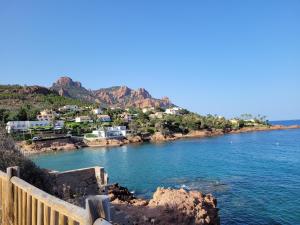 widok na rzekę z domami na wzgórzu w obiekcie studio agay a 2 pas des plages w miejscowości Saint-Raphaël