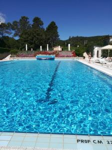 uma grande piscina com água azul em La Gustea Hotel & Cucina em Sarteano