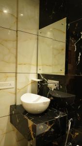 un baño con lavabo y un bol en una encimera en HOTEL SILVER PEARL, en Aligarh