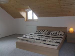 Rúm í herbergi á Apartment Sendraž
