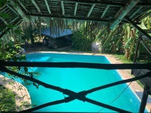 una vista aérea de una piscina azul en Villascape Malindi Entire Villa en Malindi
