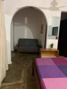 sala de estar con sofá y cama en Villascape Malindi Entire Villa en Malindi