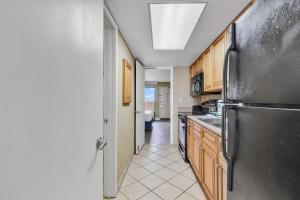 Kuchnia lub aneks kuchenny w obiekcie Ocean-front Condo with Pools, Lazy River and Water Park