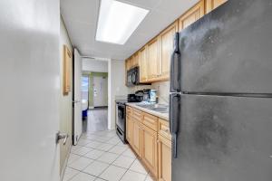 Kuchnia lub aneks kuchenny w obiekcie Ocean-front Condo with Pools, Lazy River and Water Park