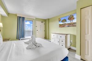 Łóżko lub łóżka w pokoju w obiekcie Ocean-front Condo with Pools, Lazy River and Water Park