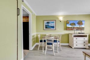 Telewizja i/lub zestaw kina domowego w obiekcie Ocean-front Condo with Pools, Lazy River and Water Park