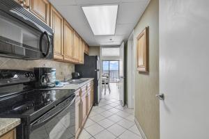 Kuchnia lub aneks kuchenny w obiekcie Ocean-front Condo with Pools, Lazy River and Water Park