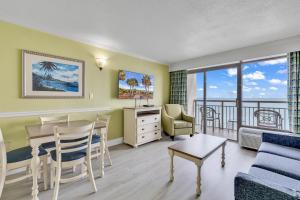 Posezení v ubytování Ocean-front Condo with Pools, Lazy River and Water Park