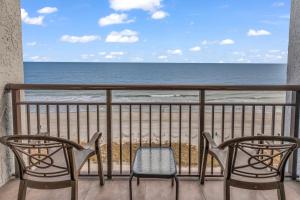 balkon z 2 krzesłami i oceanem w obiekcie Ocean-front Condo with Pools, Lazy River and Water Park w mieście Myrtle Beach
