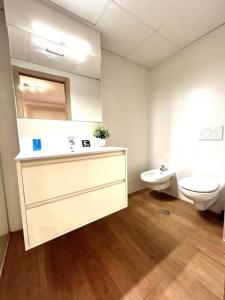 a bathroom with a sink and a toilet at La Merced - Más que apartamentos in Murcia
