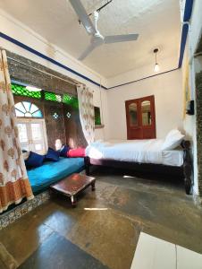 Giường trong phòng chung tại Barefoot Boutique Hotel Udaipur
